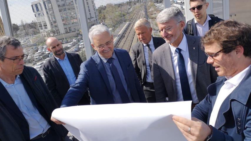 Les élus regardant un plan
